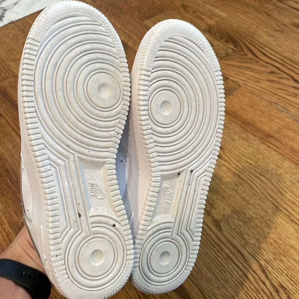 Nike Air Force 1 LE Sneakers/Tennis Shoes. Size 6Y. Excellent Condition.